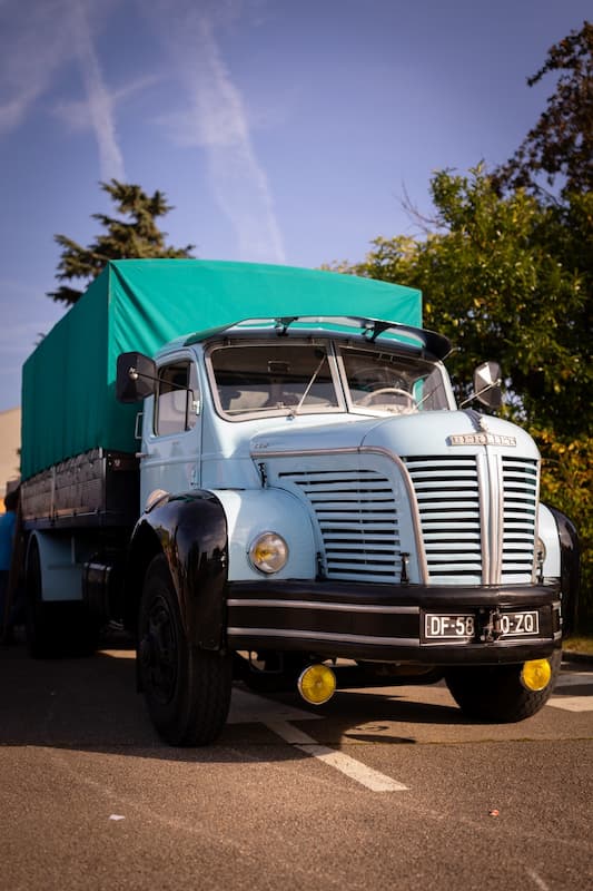 Rassemblement Expositions véhicules anciens camions tracteurs Fête Paysanne Houssen 2023 - Berliet bleu ciel